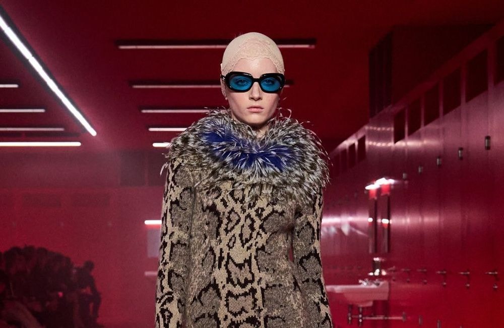 À 16 ans, la fille de Naomi Watts fait ses débuts de mannequin sur le podium de Valentino