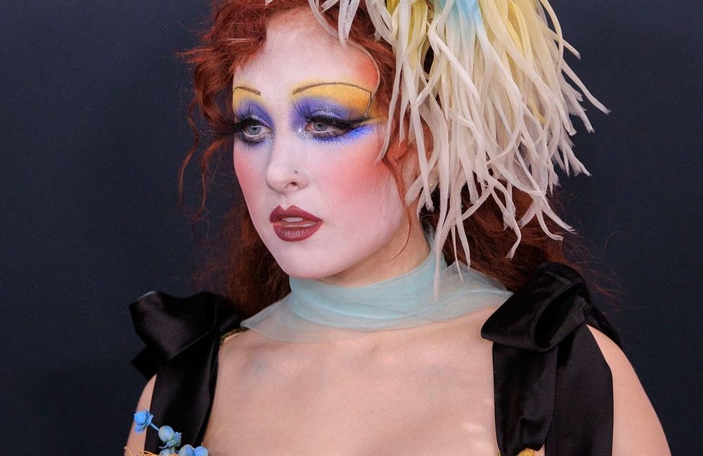 Le maximalisme, cette tendance maquillage Y2K qui fait de l’ombre à la clean girl