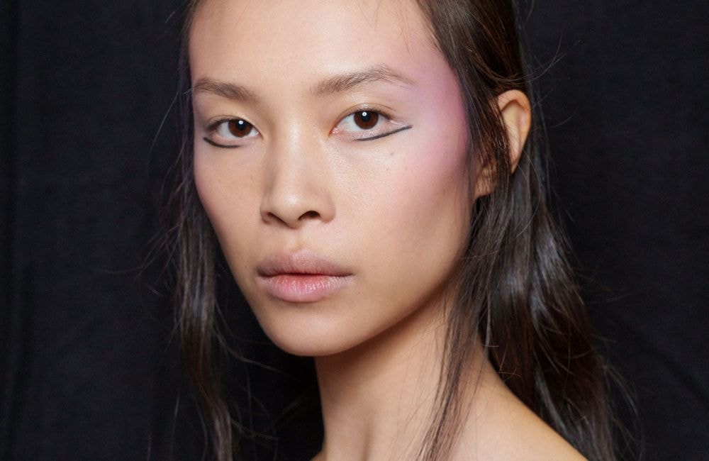 Peaux matures : voici comment réussir votre eye-liner à tous les coups