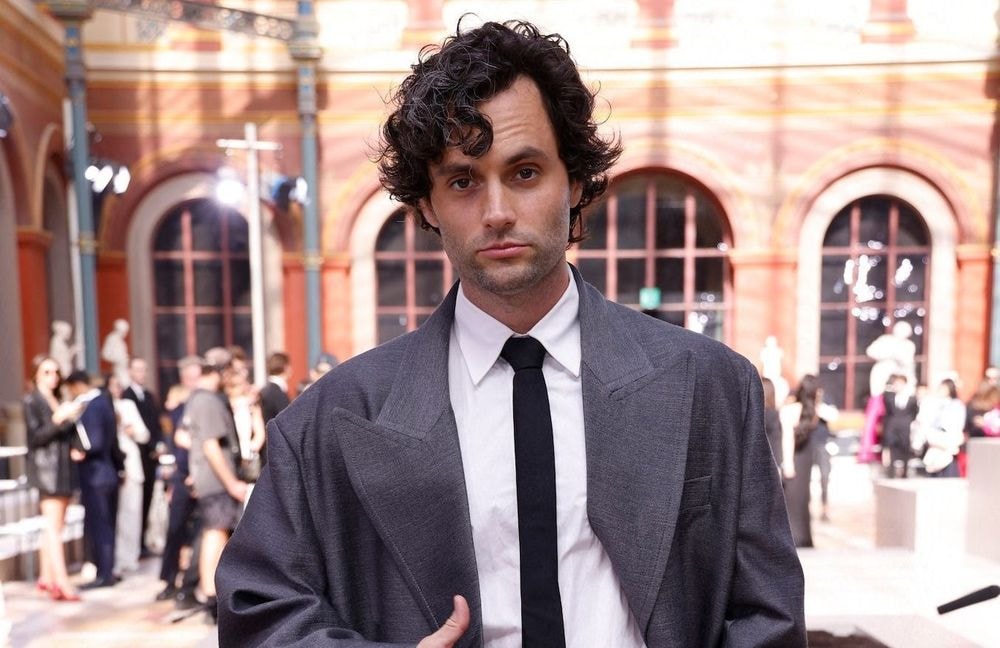 Penn Badgley évoque l’impact des fausses couches de son épouse sur leur relation