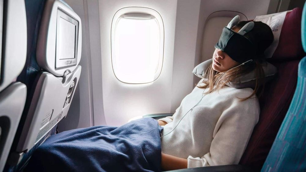 Pourquoi cette technique pour mieux dormir dans l’avion, popularisée sur TikTok, inquiète les compagnies aériennes ?