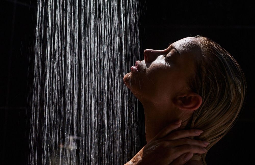 Douche chaude le soir : à quelle heure la prendre pour vraiment mieux dormir ?