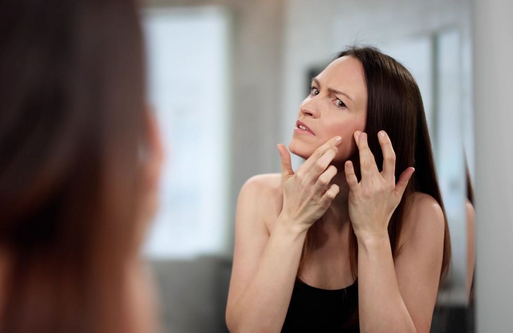Acné à la ménopause : les bons réflexes pour apaiser sa peau sans l’agresser