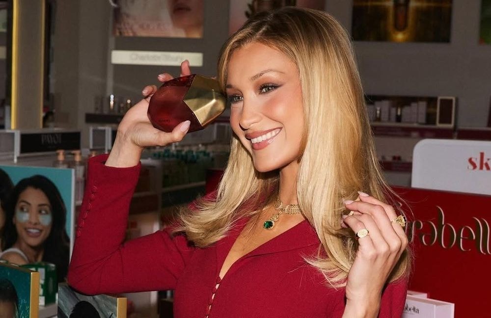 Bella Hadid s'inspire du film « Le Diable s’habille en Prada » et recréer l’allure « office siren »