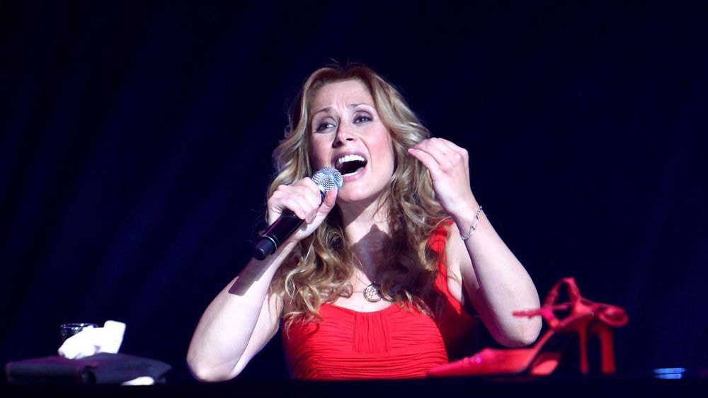 Lara Fabian, 54 ans, révèle ce que ses ex avaient l'habitude de lui faire : "J'en suis coutumière"