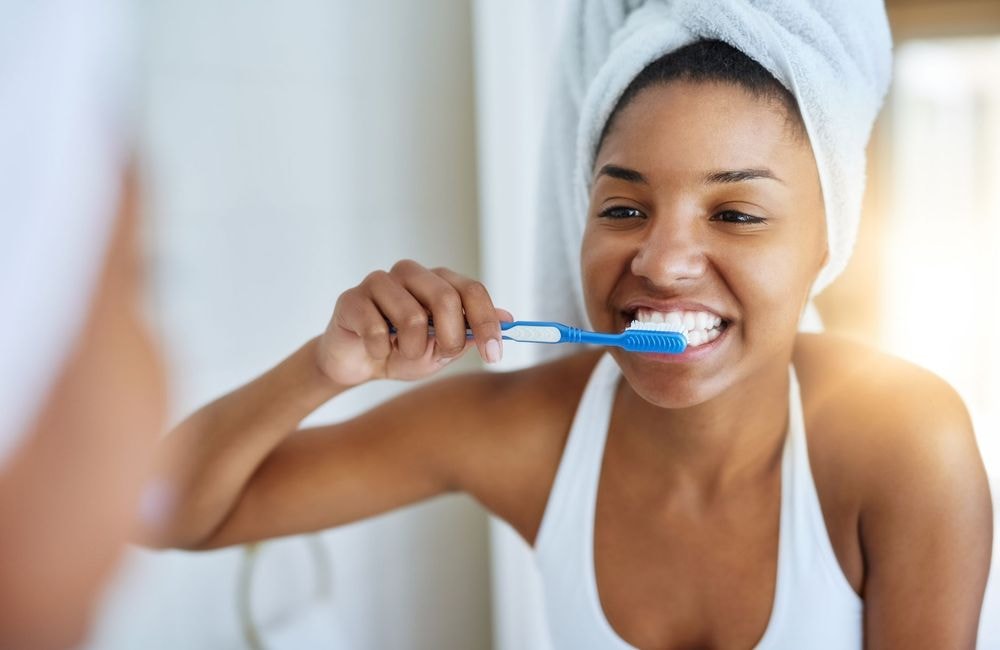 Ce geste d’hygiène bucco-dentaire (trop souvent oublié) serait le secret d’un sourire en pleine forme selon un pro