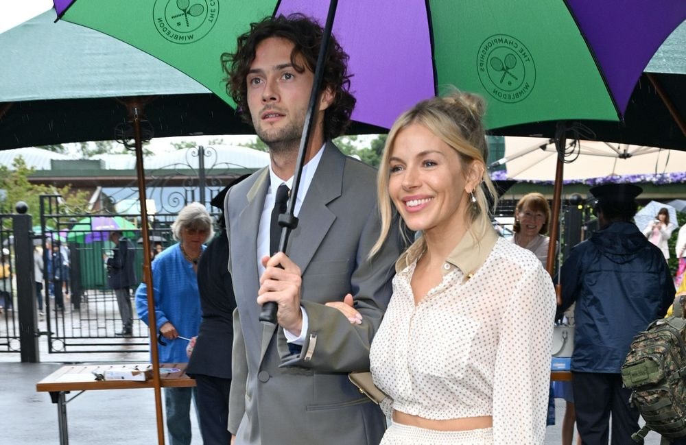 Sienna Miller fait sensation à Wimbledon, dans un ensemble à pois