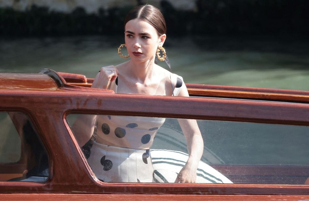 Pourquoi le look à pois de Lily Collins fait déjà parler de lui