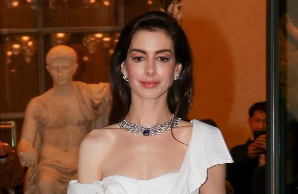 Une robe couture Gap ? Anne Hathaway nous montre que c’est possible