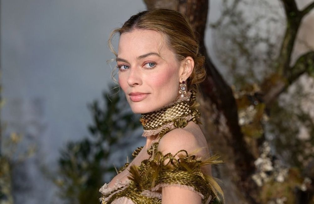 L’histoire troublante derrière le bracelet en cheveux humain de Margot Robbie
