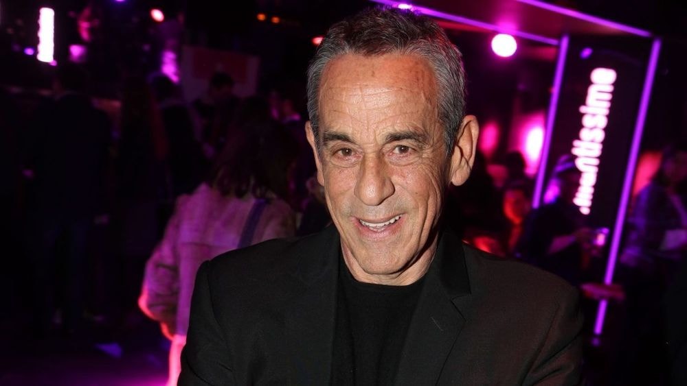 Thierry Ardisson : « Chers amis, chers ennemis, dernier bonsoir ! », l’ultime mise en scène mortuaire de l’homme en noir révélée