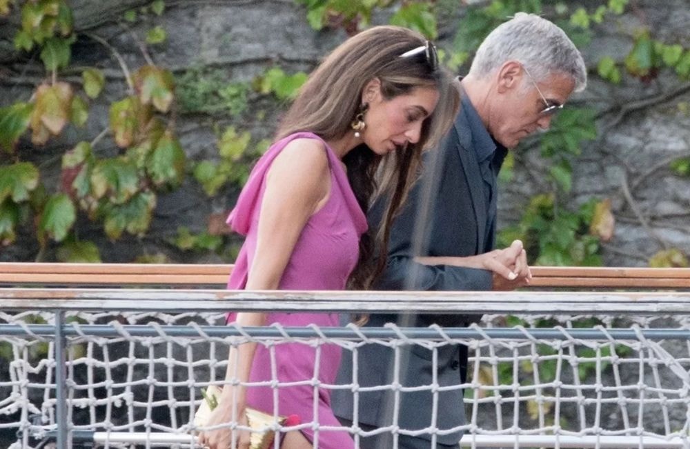 Fuchsia flamboyant et fente spectaculaire : Amal Clooney réinvente le glamour à Côme