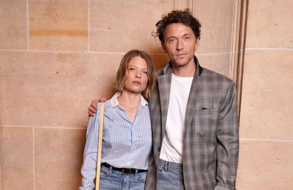 Au défilé Celine, le couple Mélanie Thierry et Raphaël fait rayonner le style “old money” en looks coordonnés