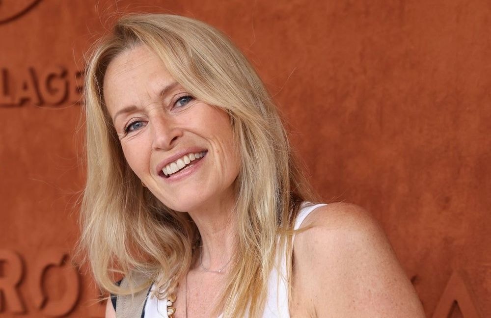 Estelle Lefébure évoque sa rencontre tardive avec ses demi-soeurs lors du décès de son père