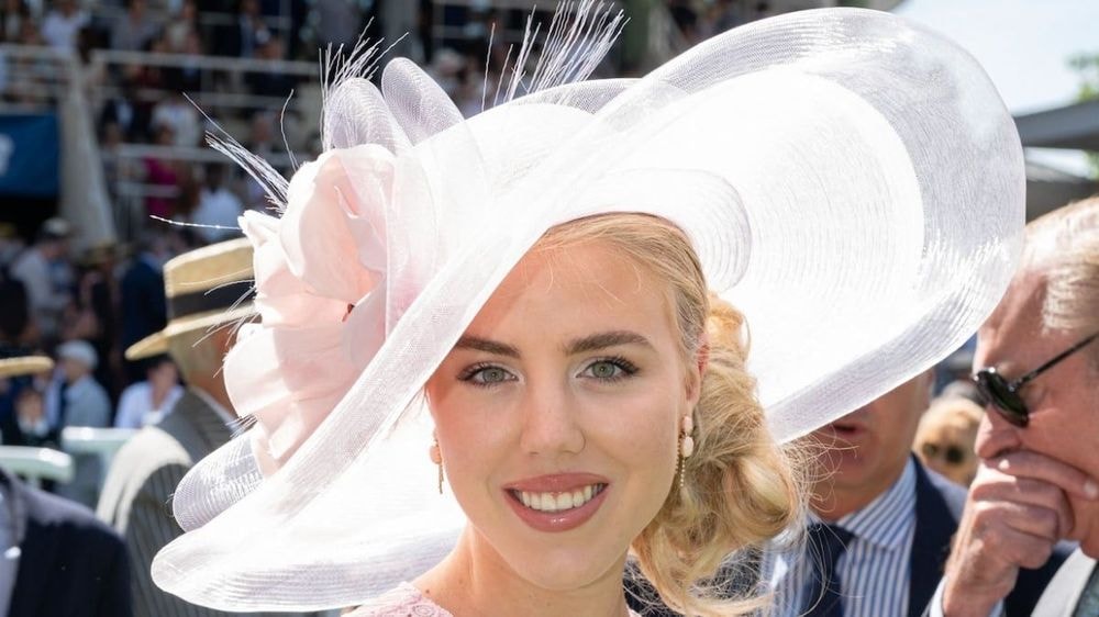 Maria Carolina de Bourbon : dans une robe satinée au décolleté vertigineux, elle ose un look floral entre audace et élégance royale