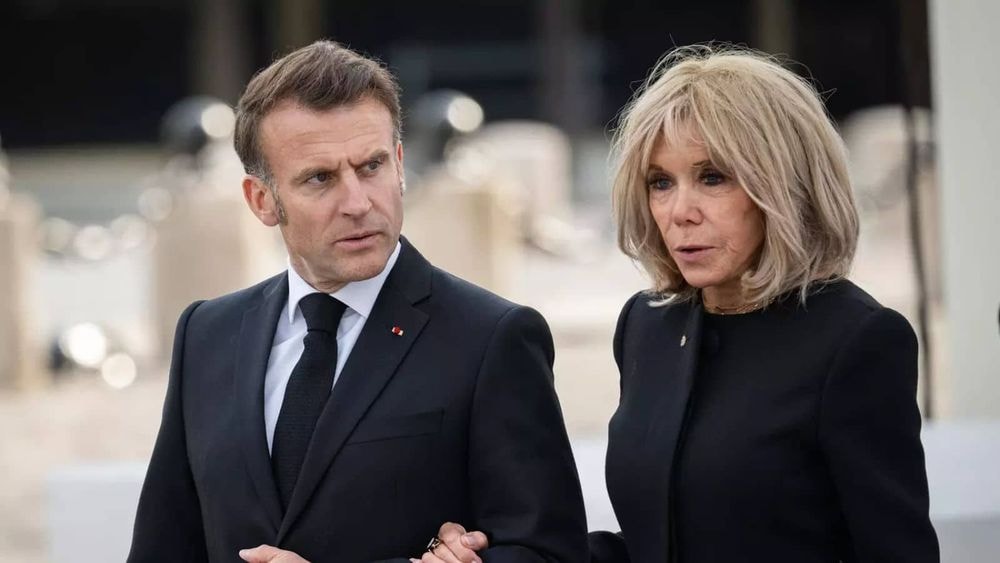 Emmanuel Macron giflé par Brigitte Macron : l’entourage de la Première dame s’exprime pour la première fois