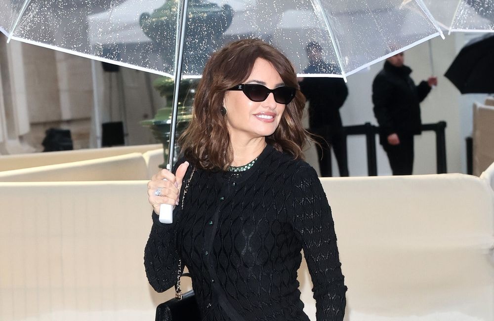 Carré ondulé et mèche sur le côté : Penélope Cruz sublime au défilé Chanel