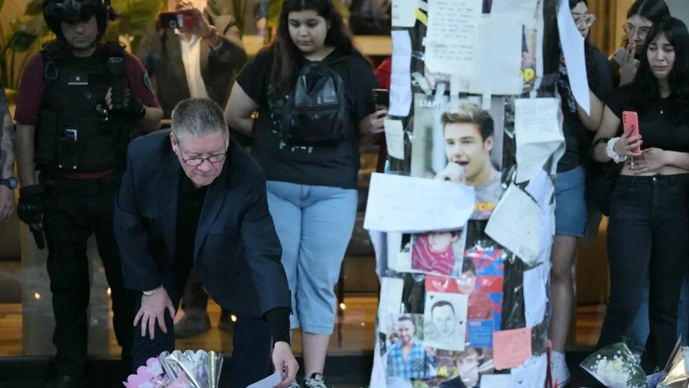 Mort de Liam Payne : l'émouvant hommage de son père sur les lieux du drame...
