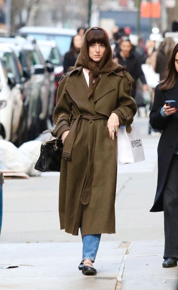 Dakota Johnson relance le foulard porté dans les cheveux : le geste old Hollywood que tout le monde va copier