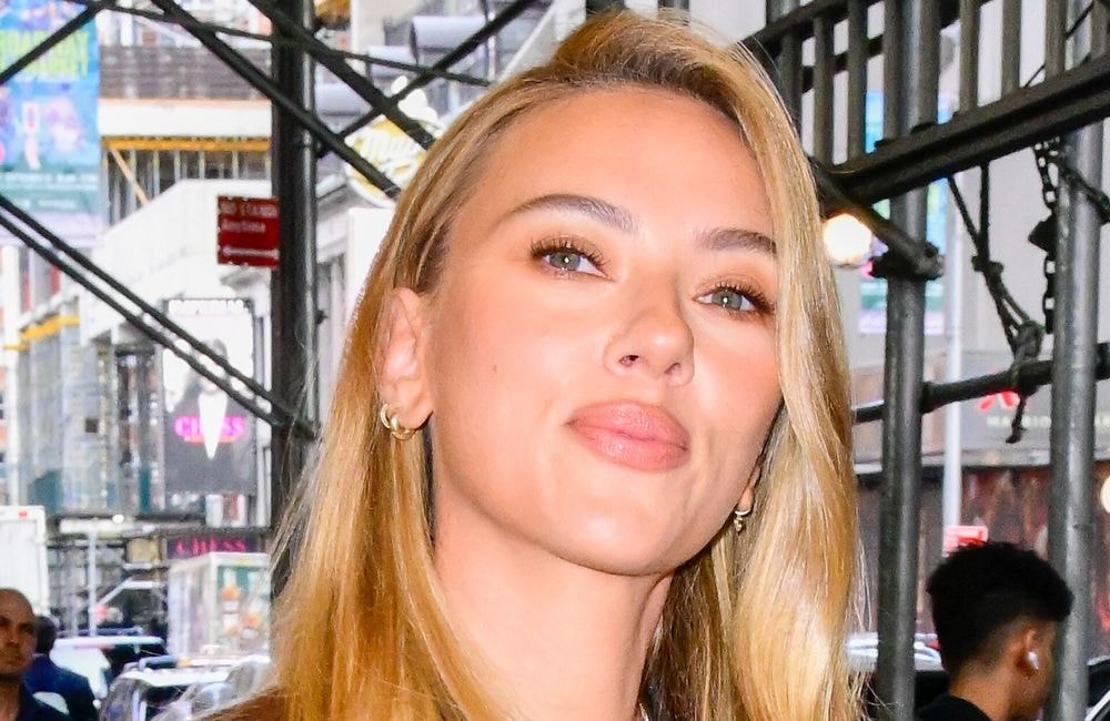 À son tour, Scarlett Johansson adopte la coiffure star du moment