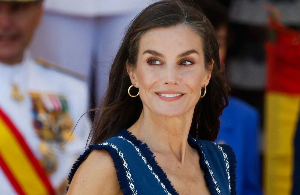 Robe bohème et sandales à talons, le look élégant de Letizia d'Espagne pour applaudir sa fille Léonor