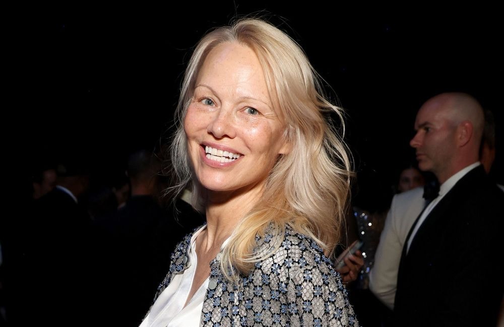 Méconnaissable, Pamela Anderson dit adieu au blond platine et adopte l’une des colorations les plus en vogue de la saison