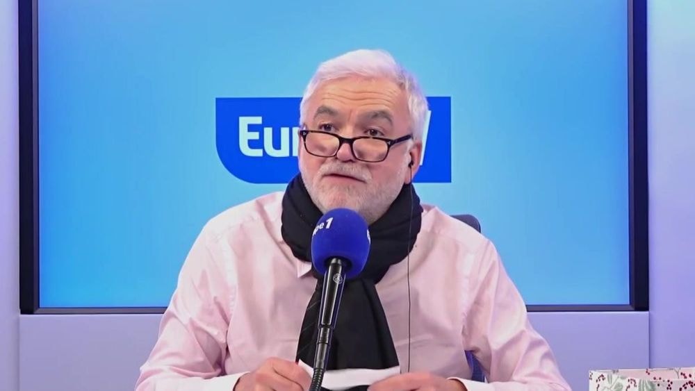 "Ils veulent faire les malins !" : Pascal Praud craque et tape du poing en plein direct sur Europe 1
