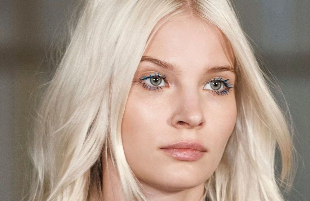Cette couleur de mascara sera partout cet été (et ce n’est pas le noir)