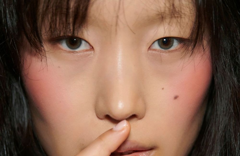 Ce maquilleur de stars dévoile sa technique pour appliquer son blush correctement