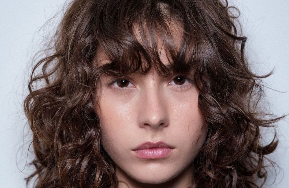 Fluffy bangs : quelle est cette frange désignée par les coiffeurs comme la plus rajeunissante ?
