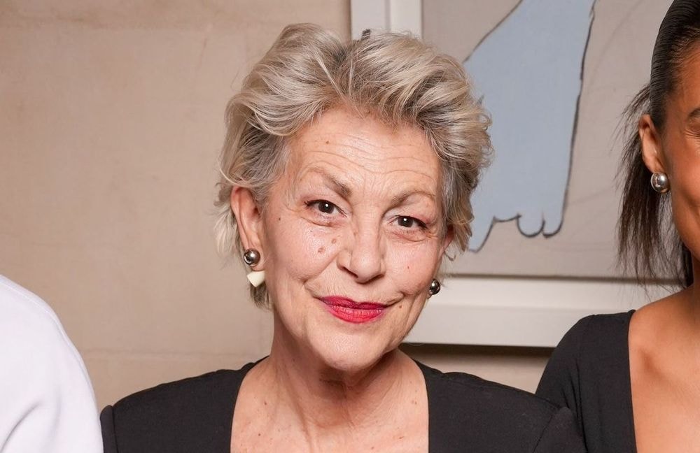 Cheveux gris et bouche rouge : pourquoi la présence de Lio au défilé Jacquemus nous fait du bien