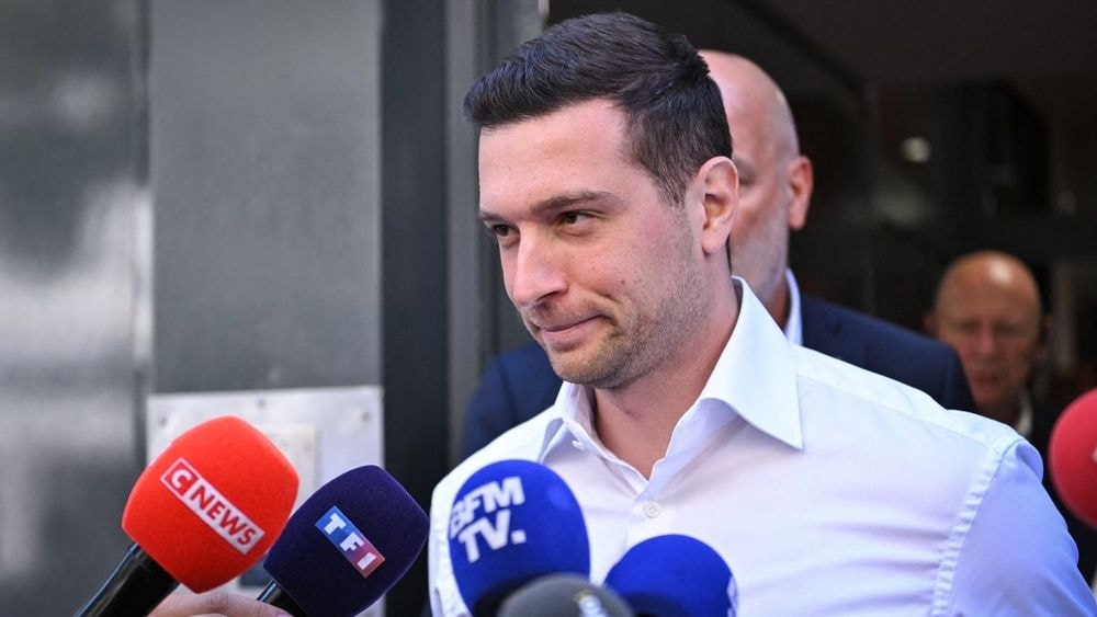 Jordan Bardella taclé sur son bilan : "Je ne l'ai jamais vu travailler" malgré son "physique de beau gosse"