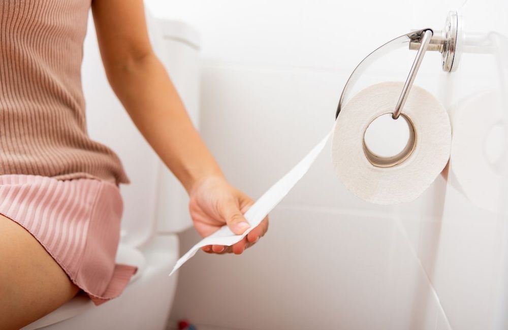 Pourquoi une majorité des couples durables gardent la porte des toilettes fermée
