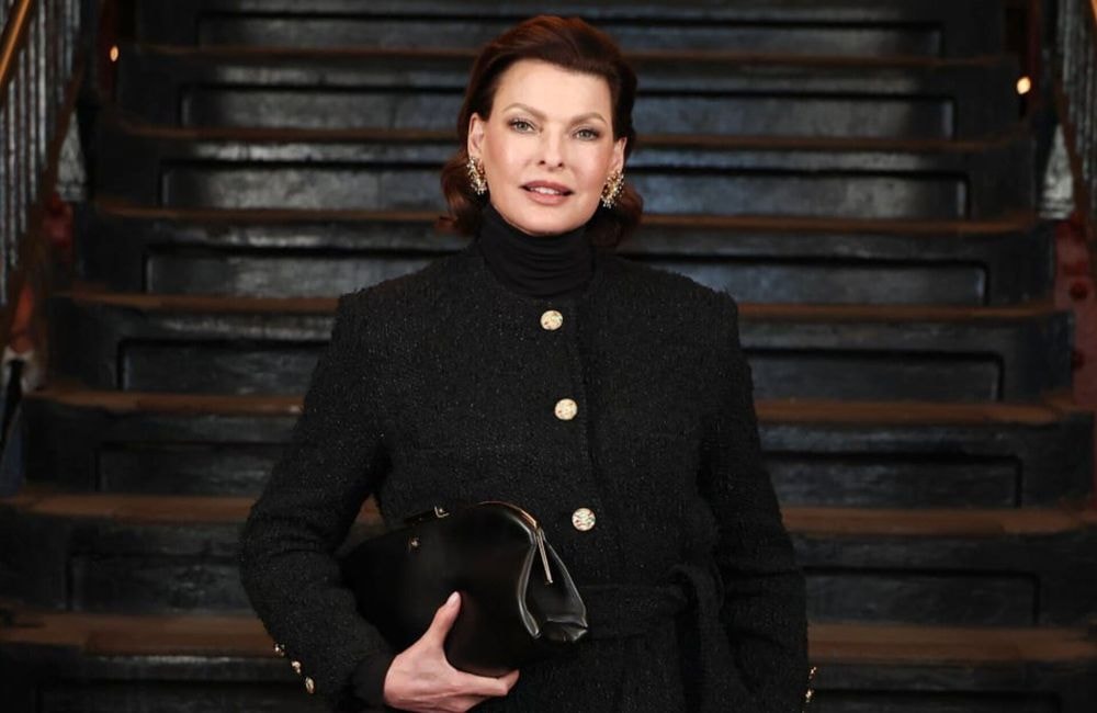 « Flipped bob » : Linda Evangelista impose le carré rétro le plus chic du défilé Chanel
