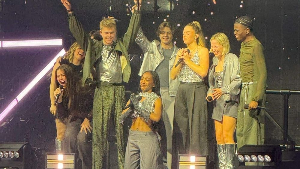 "Je suis écœurée…" :  Ebony subit des insultes racistes en plein concert et termine sa chanson en larmes !