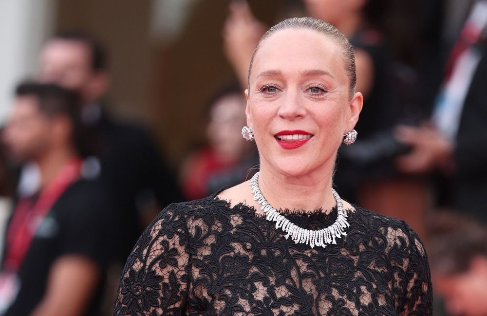 Chignon plaqué et bouche rouge : à Venise, Chloë Sevigny opte pour l'élégance à la française
