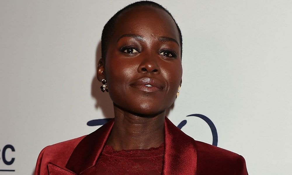 Lupita Nyong'o (43 ans) en bikini fruité : la nouvelle Hélène de Troie pose sous les palmiers et met tout le monde d'accord