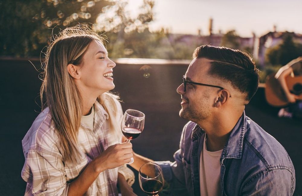 Qu’est-ce que le « blue sky dating », qui réchauffe le cœur des célibataires au printemps ?