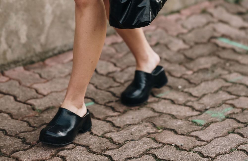 Ces ugly shoes adorées de nos grands mères pourraient bien remplacer nos paires de mules favorites