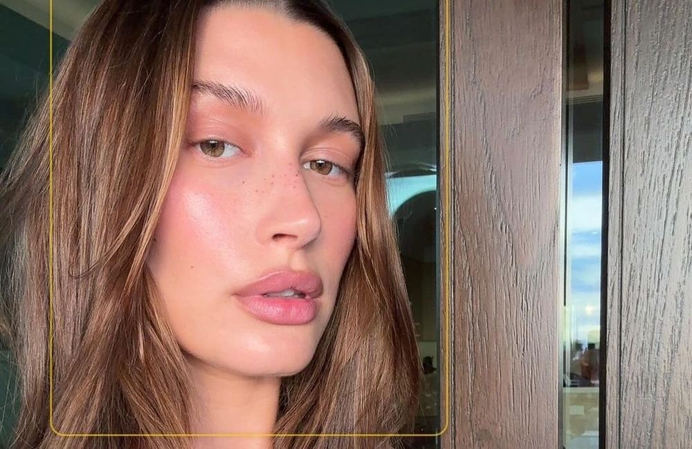 Hailey Bieber adopte la manucure parfaite pour le printemps