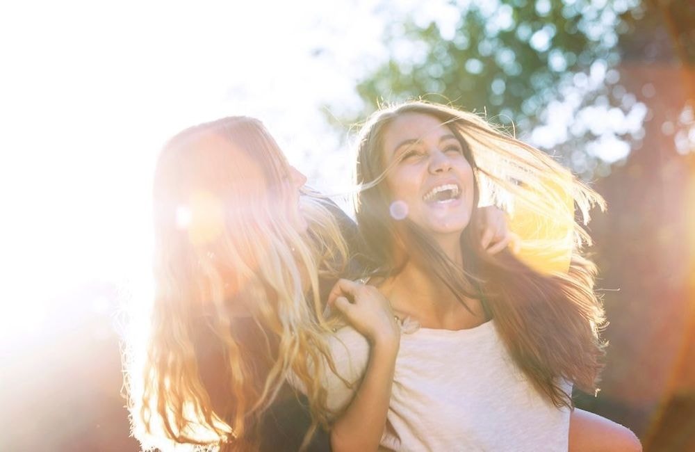 Quand une nouvelle copine en fait trop : comment reconnaître le « love bombing » en amitié ?