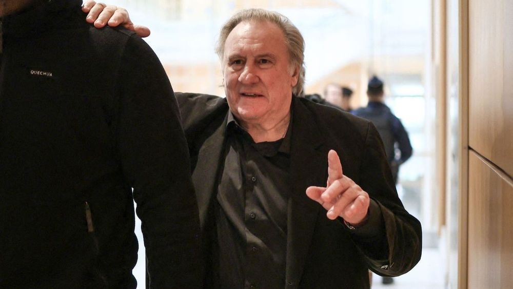"Gérard Depardieu, c'est un déconneur" : son séjour XXL à Dubaï, entre virée en voiture de sport et cabrioles dans la piscine