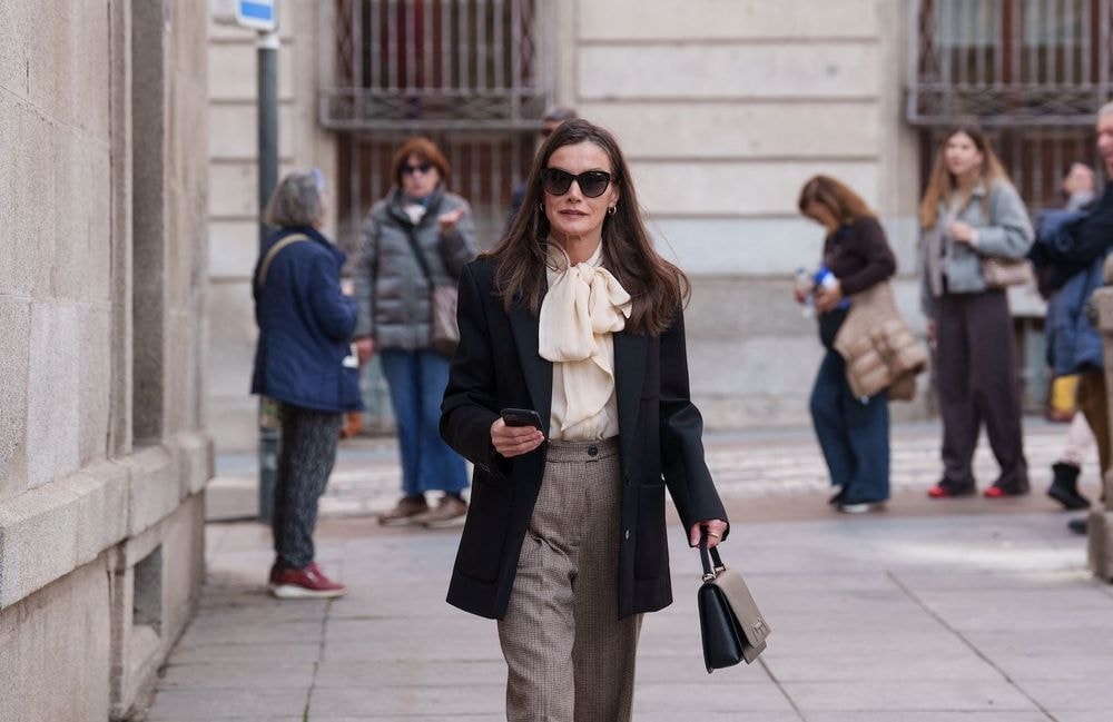 Letizia d’Espagne adopte cette astuce qui change pour sublimer un tailleur