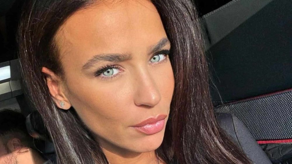 Julie Ricci : l'ex de Pierre-Jean Cabrieres se dévoile très proche d'un homme et règle ses comptes, une photo très énigmatique !