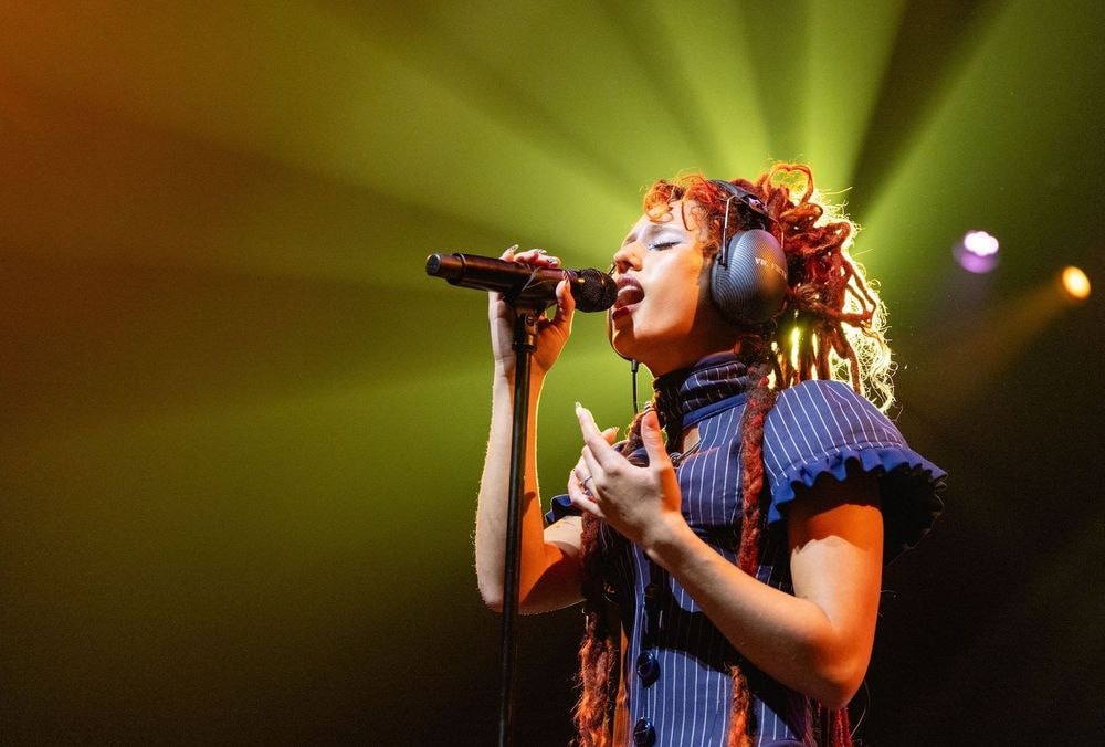 Absolutely, chanteuse britannique et sœur du phénomène pop Raye que vous devez (absolument) connaître