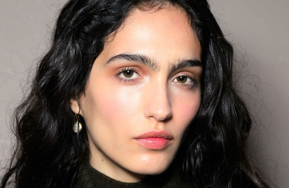 Cette façon de porter le blush s’annonce comme l’une des grandes tendances du printemps