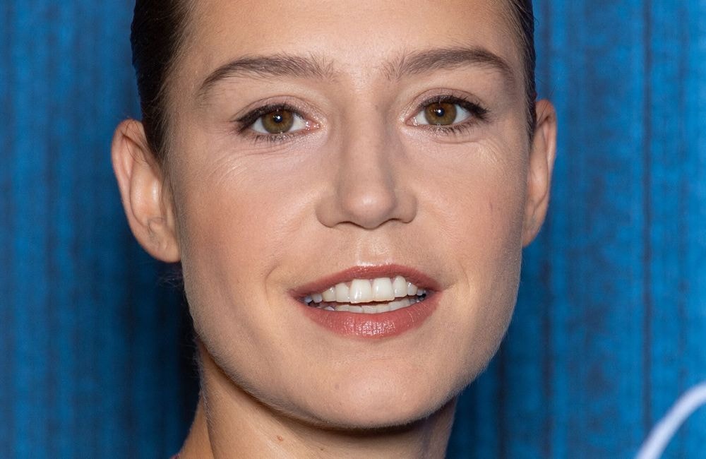 Plaqué, torsadé et mi-défait : Adèle Exarchopoulos revisite le chignon de danseuse