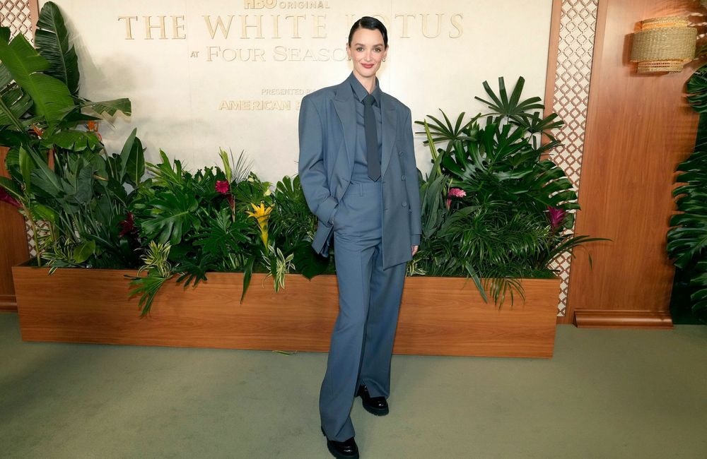 Charlotte Le Bon, chic et élégante en costume-cravate à la soirée « The White Lotus »