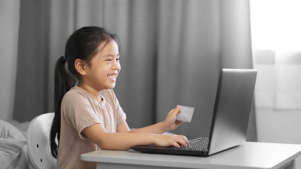 Carte bancaire gratuite pour ado : où en trouver une sans frais ?