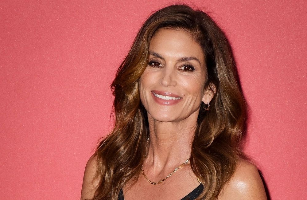 En nuisette, Cindy Crawford pose sans maquillage et envoûte la Toile